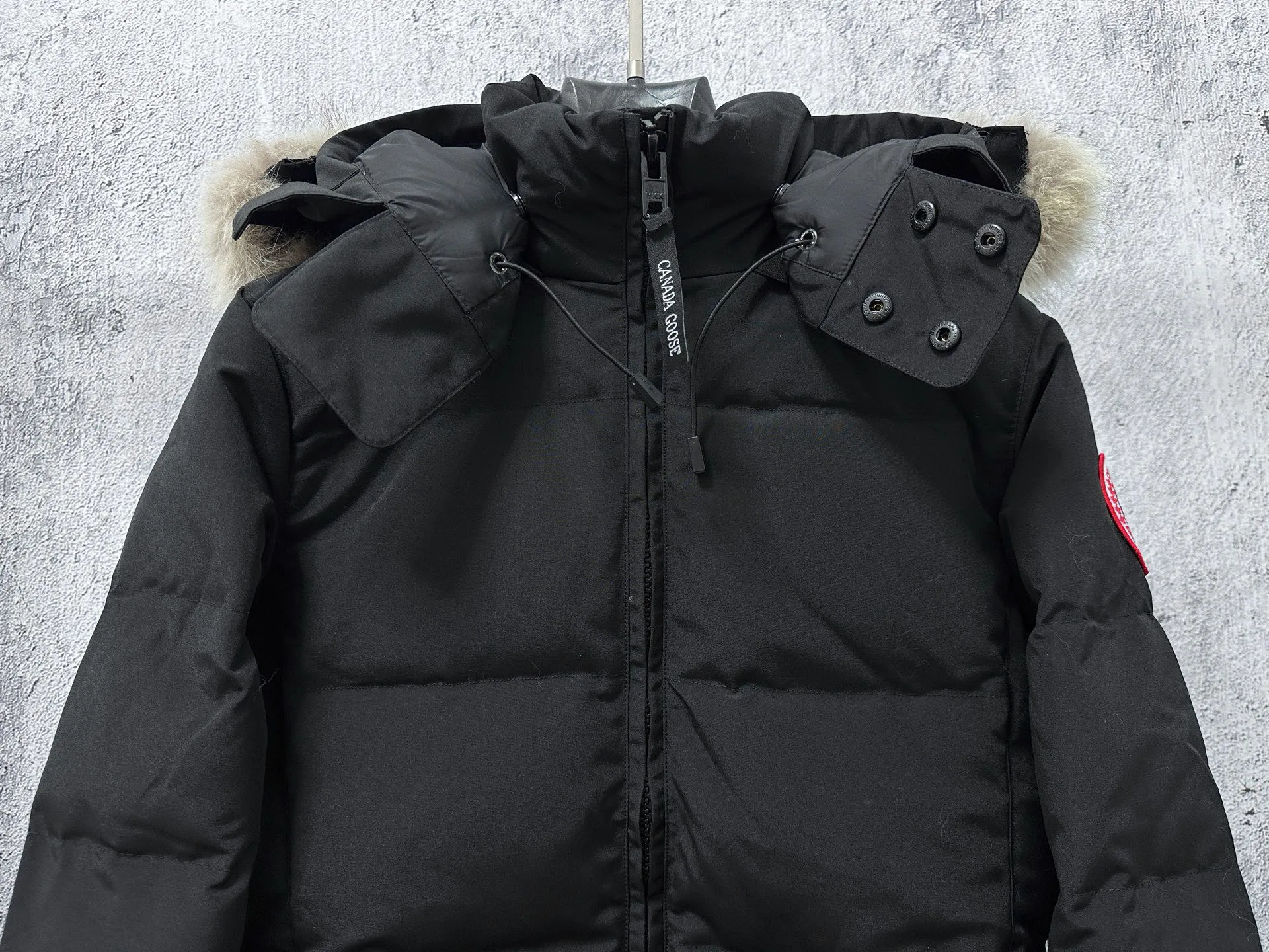 P (contains hair) Nude clothing [Canada goose Chelsea] women's parka down coat, warm and comfortable. The adjustable hood features a high collar and concealed snap-button closure for extended coverage. And for greater protection against the elements, the detachable wolf fur collar. It features a sturdy YKK® two-way lockable zipper at the center front and a retractable waist cord at the inner waist. Designed with internal straps for carrying over the shoulder. Fleece-lined exterior handwarmer pockets. Sturdy ribbed knit cuffs for cold protection and warmth Size:XS-XXL